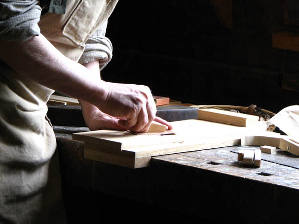 Ofrecemos un servicio de <strong>carpintería  de madera y ebanistería en Robledollano</strong> adaptado a las necesidades del <strong>cliente</strong>.
